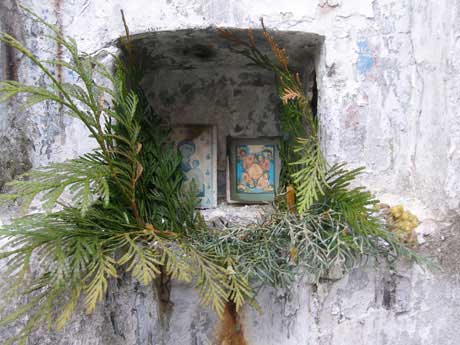 стены старинного храма 
