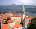Недаром черногорское побережье Адриатического моря называют «вторым лазурным берегом». Мягкий климат, пляжи, живописные горы, а также маленькие города, словно сошедшие со страниц средневековых романов придают необычайное очарование отдыху в Черногории.