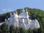 В Украине, на севере Донецкой области, есть город Святогорск. Это место часто называют «Донецкой Швейцарией», что верно лишь отчасти. Да, красивейшие меловые горы, единственная полноводная река региона Северский Донец и хвойные леса создают уникальный по красоте заповедник.