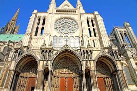 Шедевр готической архитектуры Франции, который дошел до нашего времени в первоначальном виде – все это Шартрский собор.